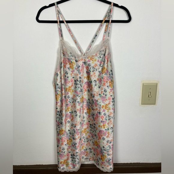 VS Silky Slip Floral - Picture 2 of 7